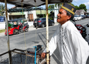 “Beliau Selalu Menolong Saya,” Penjual Pisang Menangis Saat Mencari Rahmat Gobel untuk Terakhir Kali