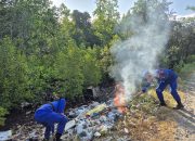 Anggota Ditpolairud Polda Gorontalo Gencarkan Aksi Bersih Sampah di Jalan Bawah Desa Bajo