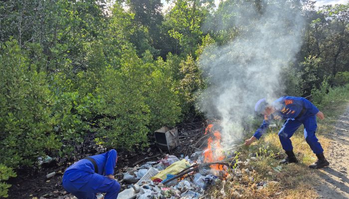 Anggota Ditpolairud Polda Gorontalo Gencarkan Aksi Bersih Sampah di Jalan Bawah Desa Bajo